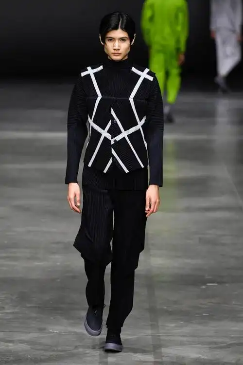 巴黎男装周三宅一生品牌时装秀