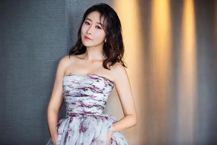 毛俊杰助力公益 碎花抹胸裙清新优雅凸显好身材