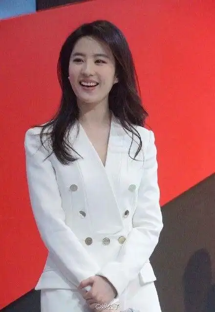 刘亦菲一身白色职业装重新定义了什么叫"只要颜值高穿什么都好看"