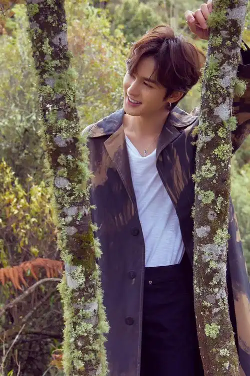 今日theo朱正廷一组新专辑写真大片曝光扎染风长款风衣加身