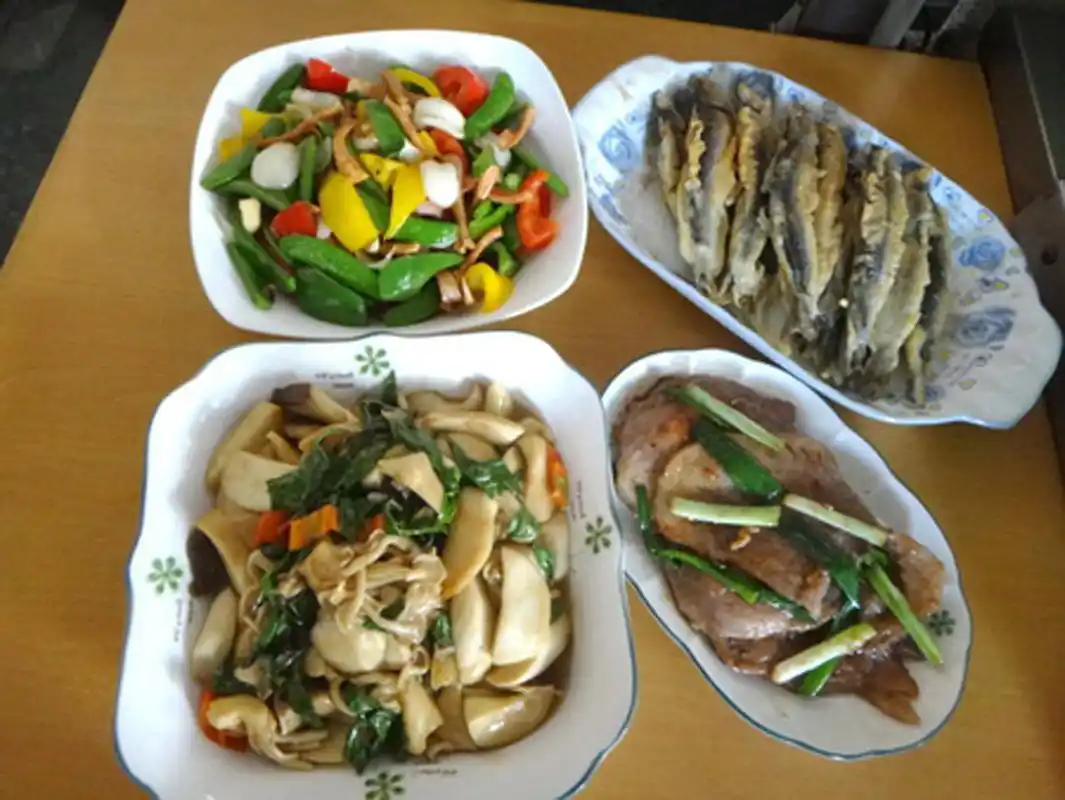 冬季一家三口的家常午餐,花钱不多,但是吃的舒服,暖心又暖胃!