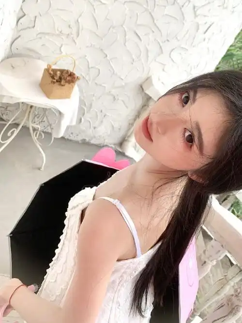 鞠婧祎白色吊带长裙##鞠婧祎一手一根红绳