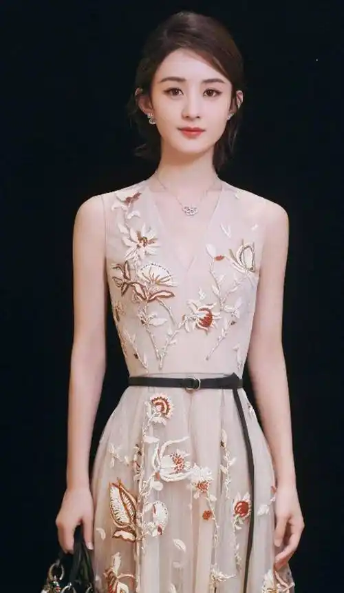 赵丽颖产后复出,穿黑色斜肩裙加网纱帽,大露小香肩,身材超级赞_皮肤