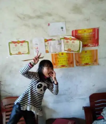 农村小女孩拿了三好学生奖状爷爷承诺奖励她十块钱