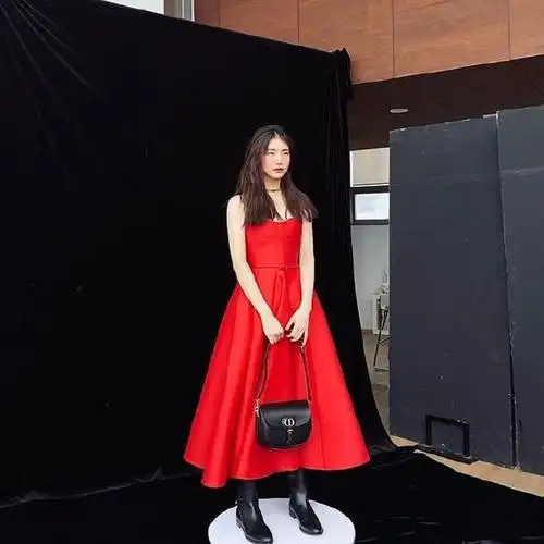 组图:裴秀智拍摄花絮曝光 穿红色抹胸长裙皮肤白皙复古优雅