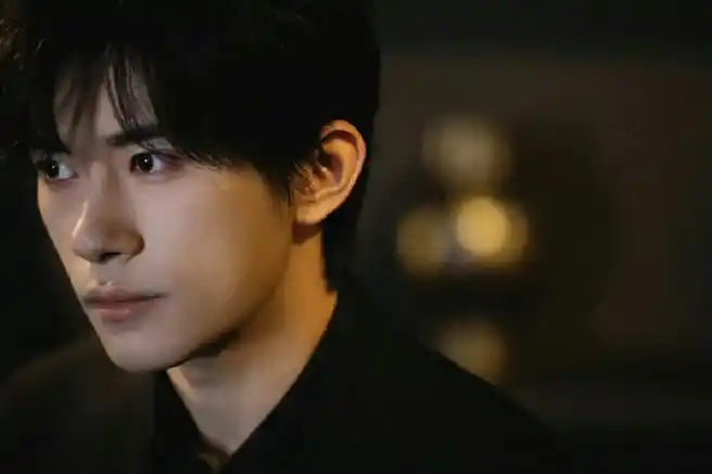 易烊千玺黑西装写真