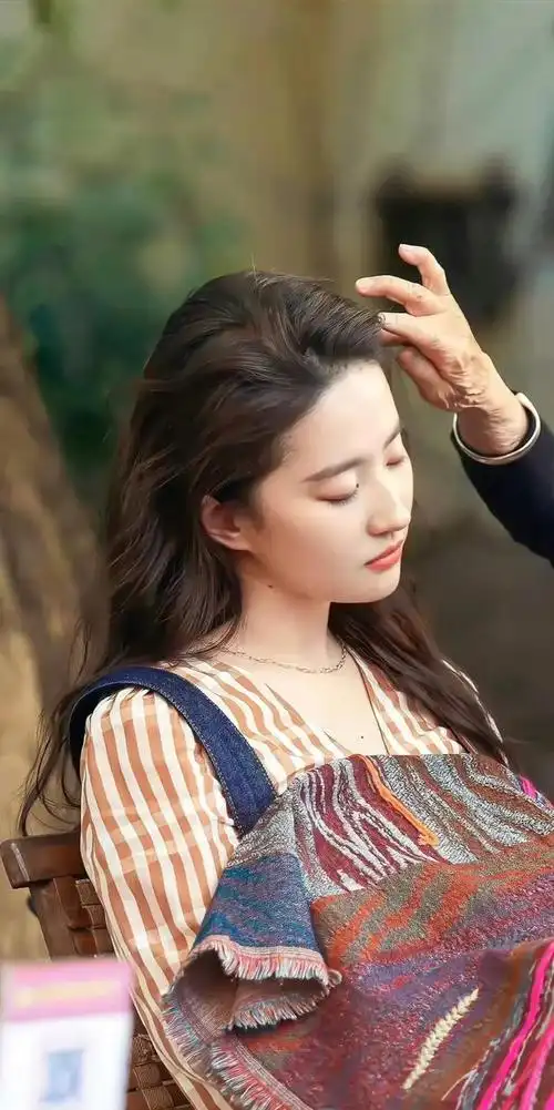 刘亦菲:华语影坛最美女神,仙女姐姐引领时尚潮流!