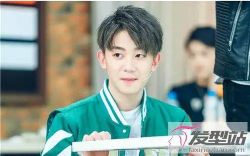 三七分偏分发型三比较乖巧,优雅的一款偏分发型,三七分的平刘海修颜