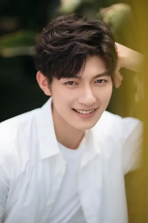 樊治欣校园风写真曝光高颜值演绎清新校草