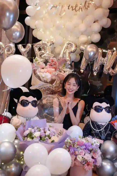 搜狐娱乐讯 8月8日,佟丽娅工作室晒出一组照片庆祝佟丽娅生日.