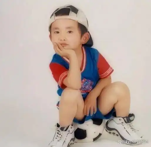 看了易烊千玺在外网爆火的视频才明白他的成功绝不是偶然