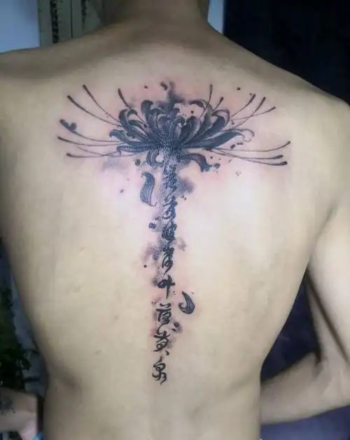 彼岸花纹身图片_背部水墨纹身图案