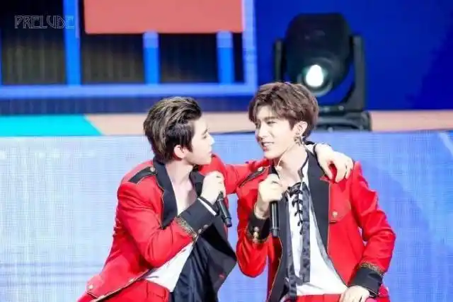 蔡徐坤和范丞丞又秀兄弟情隔着陈立农还要咬耳朵丞坤兄弟服了