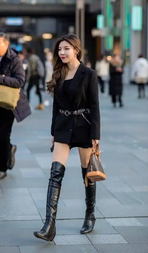 搭配冬装少不了高筒靴,既能保暖,又能显腿长,还能增加时髦味道