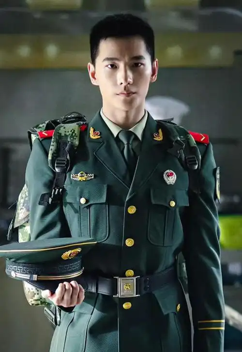 杨洋在《特战荣耀》中的烁烁星光,演技获导演与粉丝高度认可|剧照
