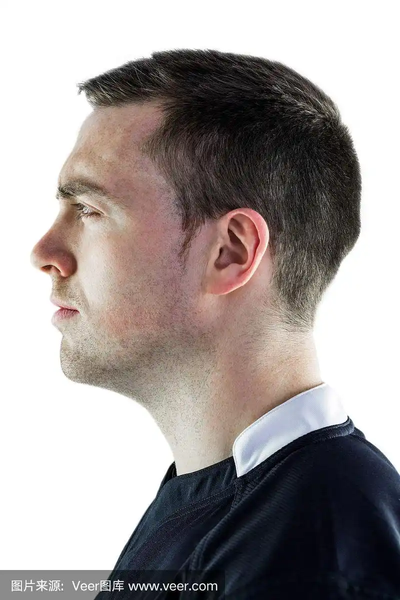 侧面图上的橄榄球运动员