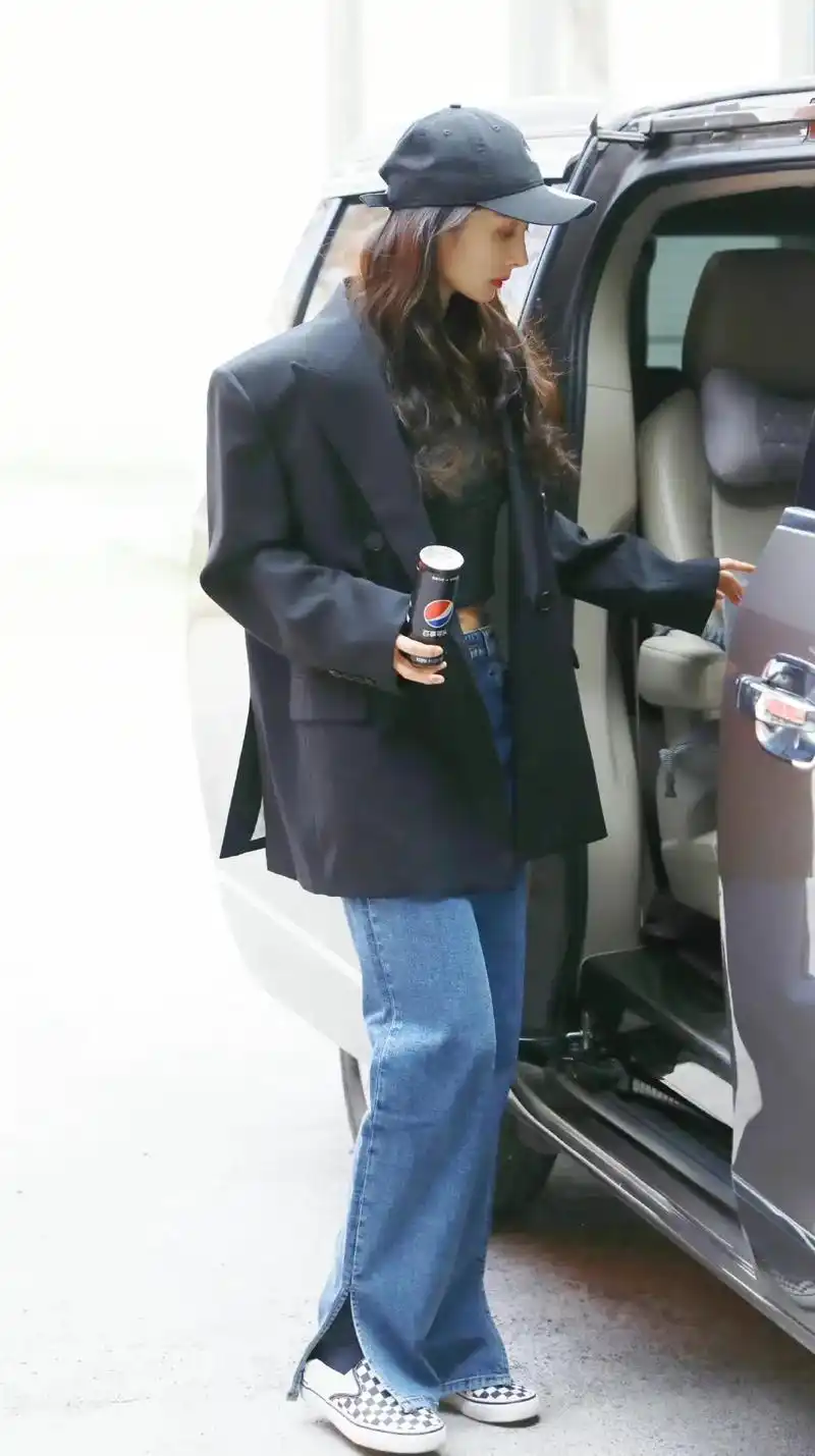 杨幂@杨幂 最新穿搭分享 #杨幂 #时尚 #穿搭 #ootd - 抖音