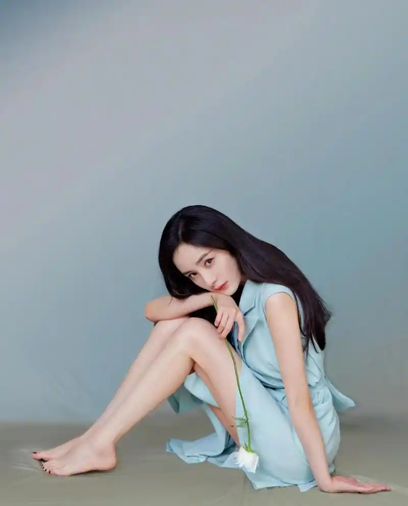 美女明星裸足,也不知道她们的脚臭不臭?#头条盛典年度明星