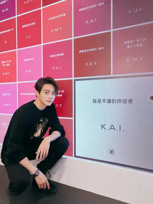 6/ 6许凯脚上搭配的是一双黑色马丁靴,十分简约利落的设计,看上去潮范