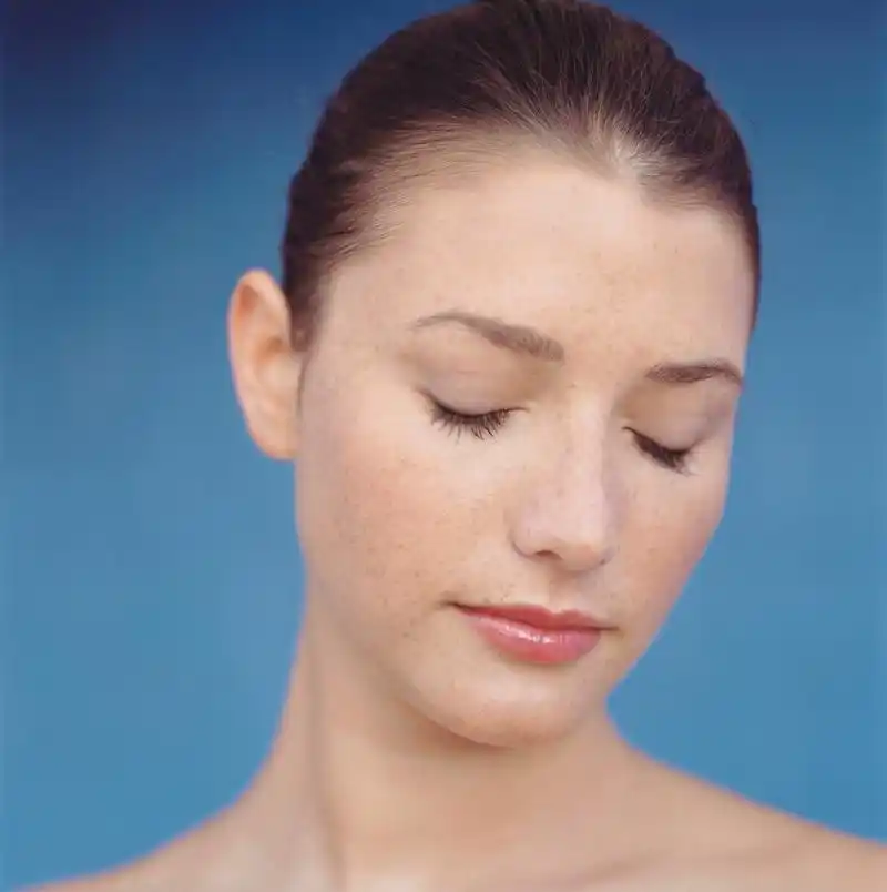 油脂分泌旺盛,毛孔粗大,t区油光闪闪,这些都是油性皮肤的典型特点哦