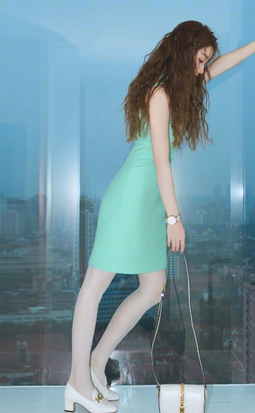 有种叫姜贞羽的白袜腿当灯光打到腿上时还以为我眼花了