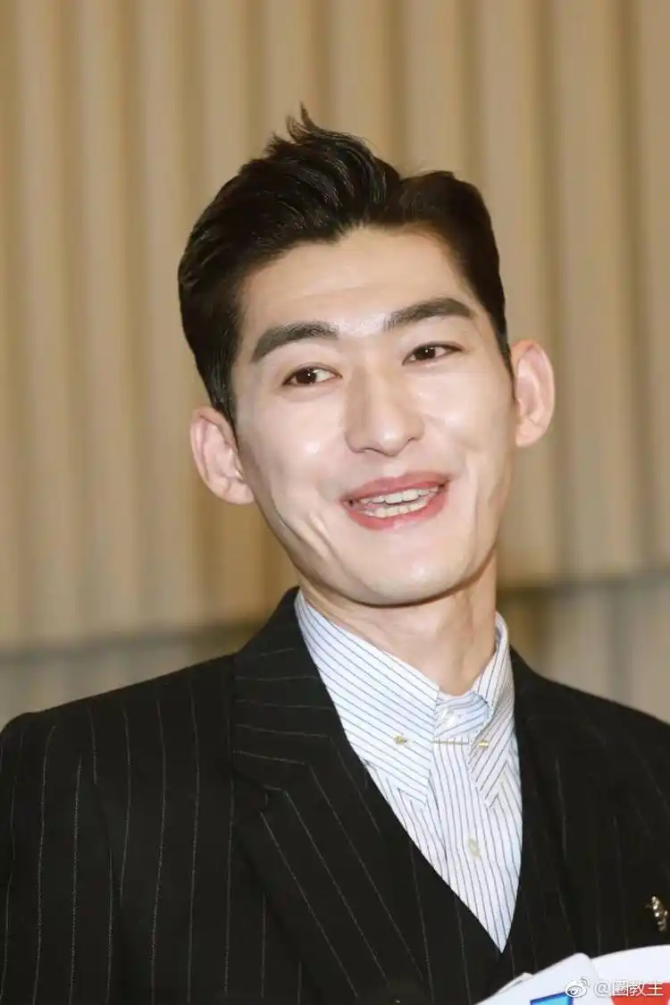 张瀚疑似"整容"面部笑容僵硬,网友表示:还我们"慕容云海"!