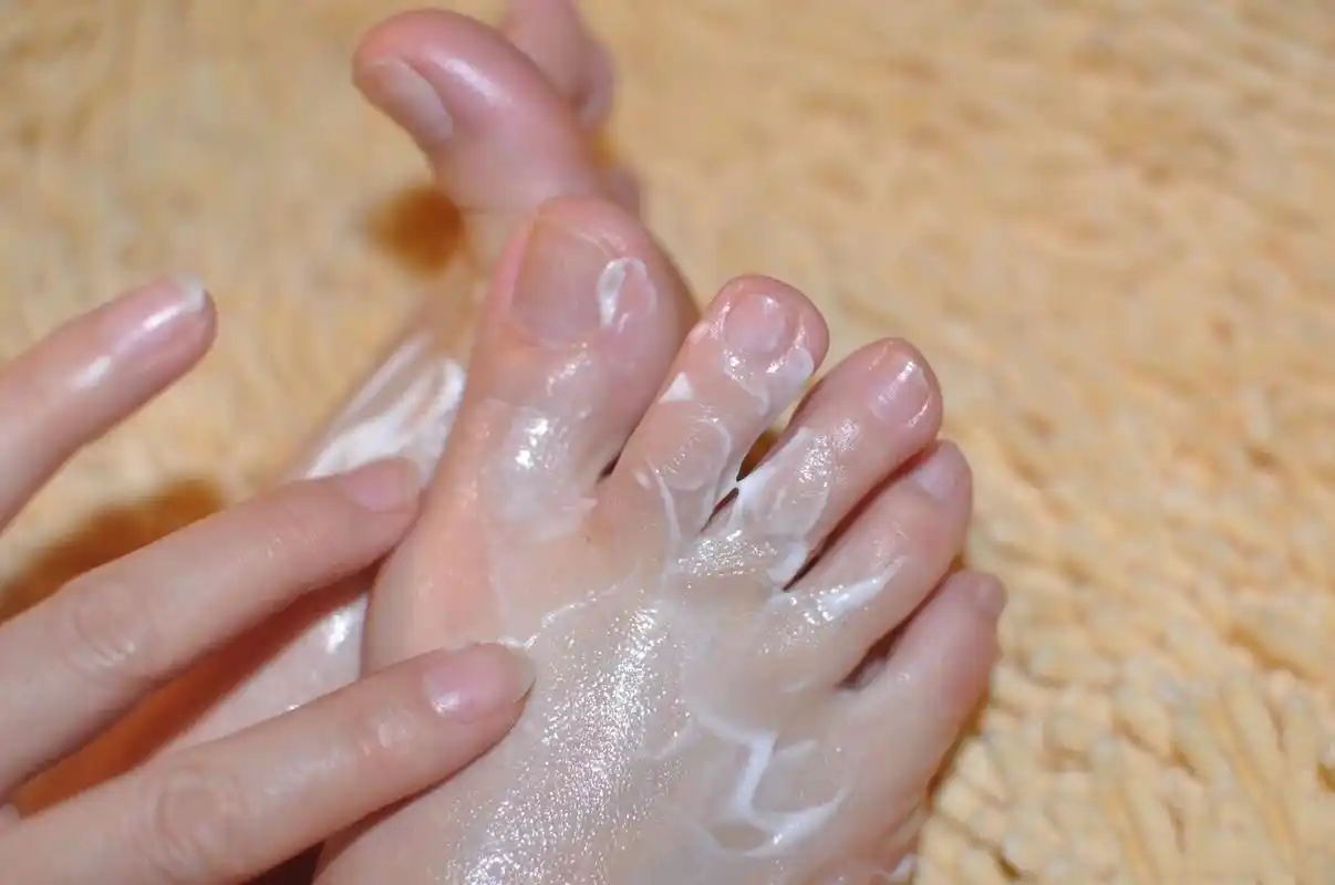 小常识脚部皮肤干燥长期用酸奶涂抹会有奇迹效果