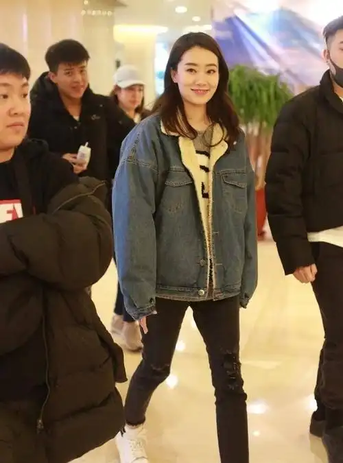 张小斐私底下挺接地气的一身牛仔装扮清爽休闲火了也不骄躁