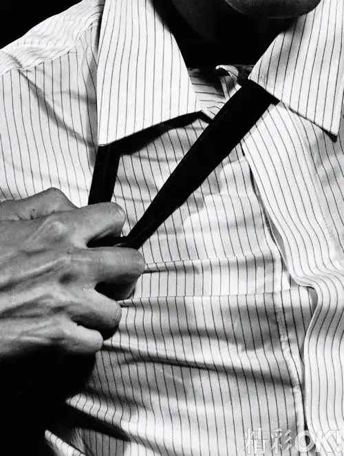 米卡扯领带好欲##米卡聚光灯下纪实封面大片