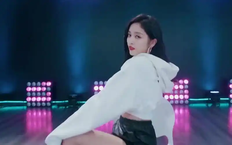 不容错过的绝美直拍!吴宣仪嗨跳椅子舞大秀好身材~_哔哩哔哩_bilibili