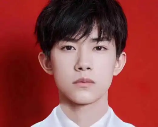 易烊千玺证件照成"反面教材",通知栏信息让粉丝大开眼界:心疼他