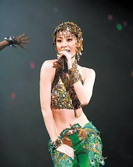 陈慧琳身材没有走样,身穿黑色印花连衣裙高挑又时髦,有被惊艳到