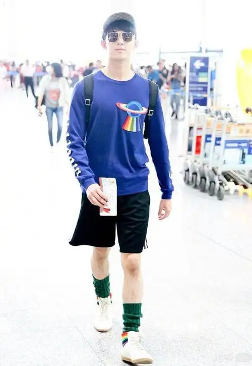 仰天大笑出门去吴磊机场造型青春洋溢袜子超抢镜