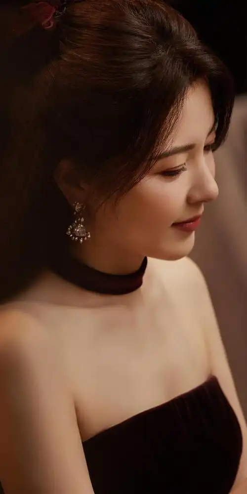 曾黎深茄紫色抹胸长裙写真,演绎东方优雅大气之美!