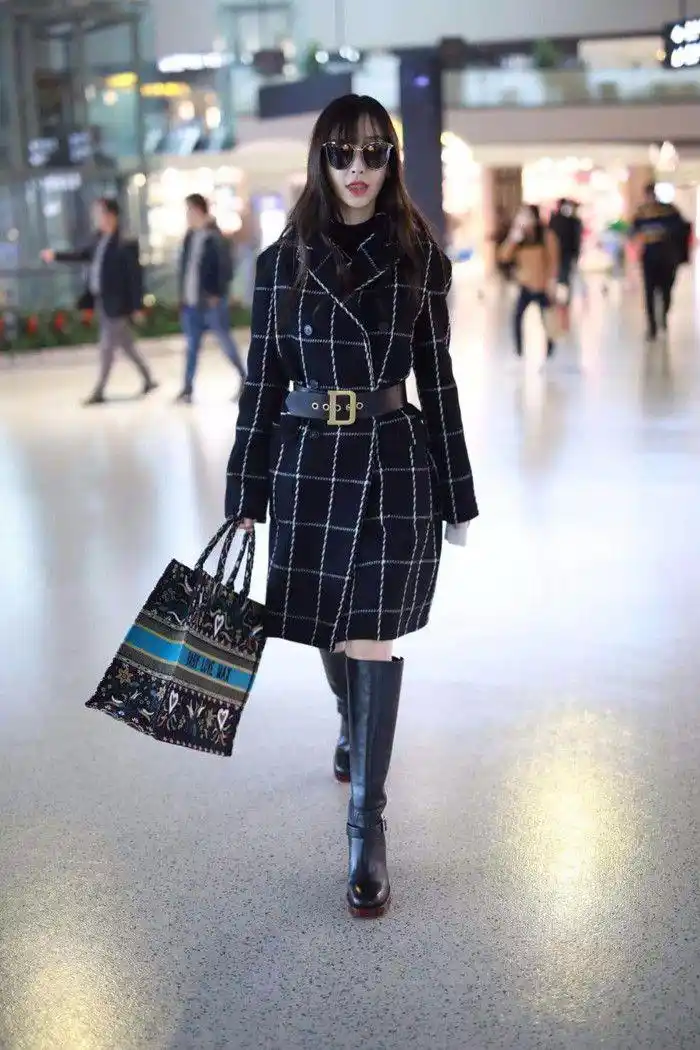 原创杨颖对靴子的审美很特别,硬是喜欢俗气的大珍珠,却意外的好看