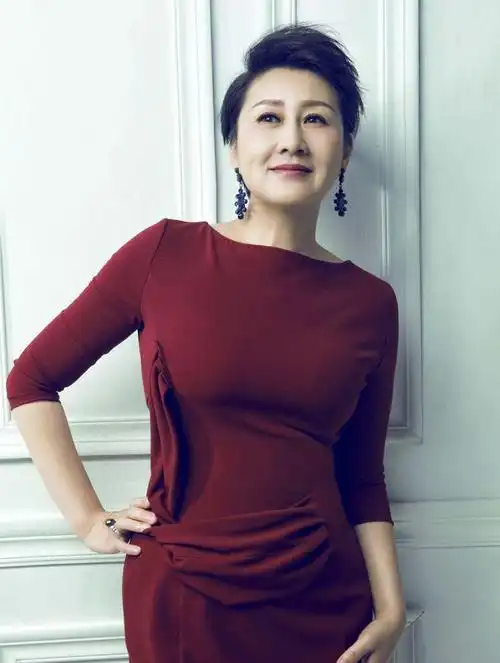 张凯丽不是一般的潮穿西装配短裤走机场紧跟年轻人的时尚步伐