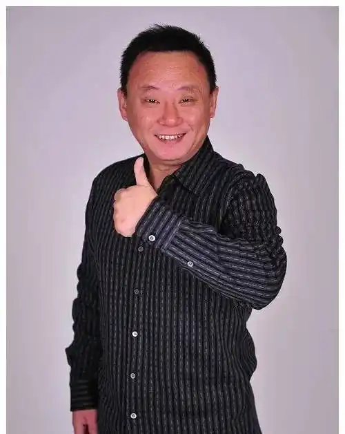 让观众们印象深刻的,就是邵峰出演过很多的小品,例如:《回家》《不能