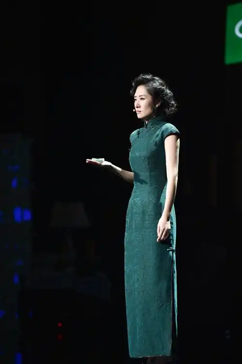 刘敏涛亲自示范,40岁的女人穿旗袍,可以有多惊艳!