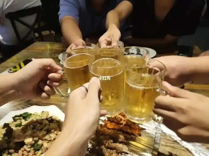 新的故事会在夏日的啤酒碰杯中开始_夏天去哪玩_啤酒_为夏日干杯_美食