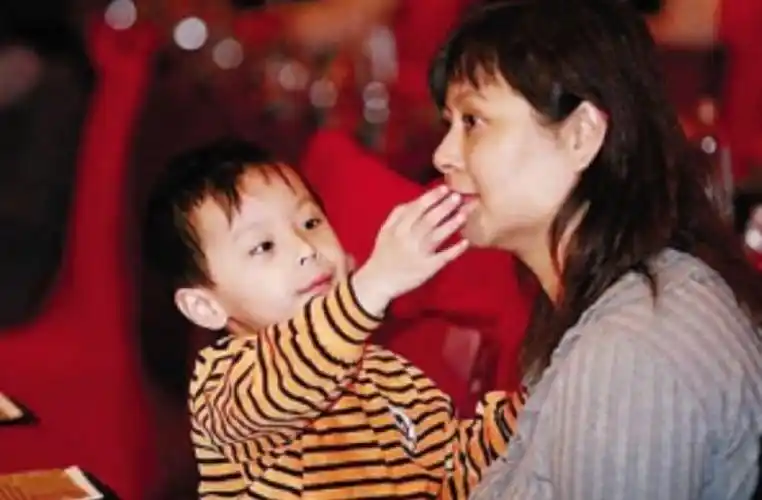 唐国强之女唐莉在生母离世的阴影里长大39岁理解了继母的苦