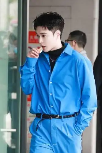 张艺兴今日舞蹈风暴上班路短发清新帅哥来报道