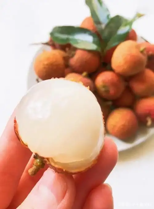 荔枝季节到了,买太多吃不完?做成这香甜悠长,果气芬芳的荔枝酒