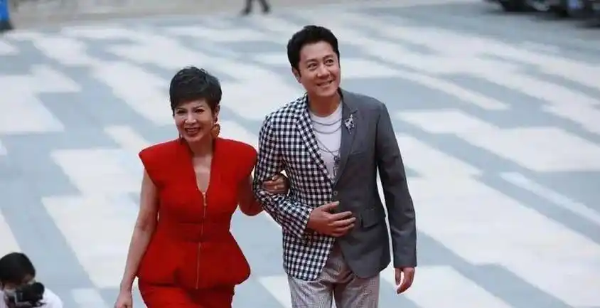 原创1991年24岁的那英含情脉脉的对蔡国庆告白咱俩试试呗