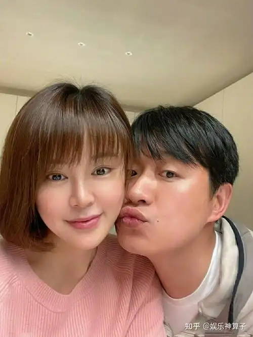 明星夫妻三八节花式秀恩爱黄磊晒与妻子贴脸照佟大为夫妻上演面条吻