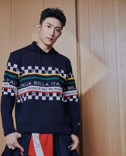 黄景瑜身穿fila运动针织衫,搭配精致的发型,显出了秋天的帅气
