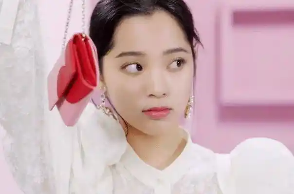 原创欧阳娜娜拍宣传片近景再现鞠式发缝头顶发量浓密到不敢信