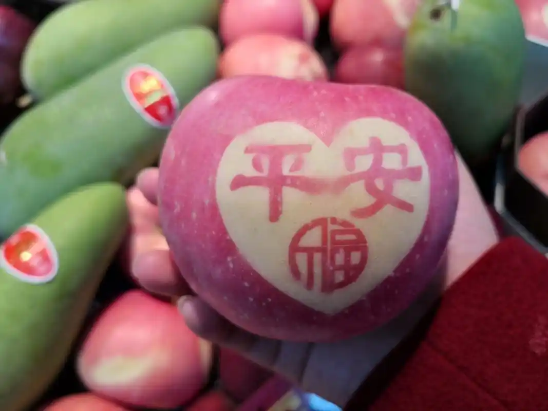 今天是平安夜,吃上一个苹果,寓意平平安安,吉祥如意,还能为我们补充多