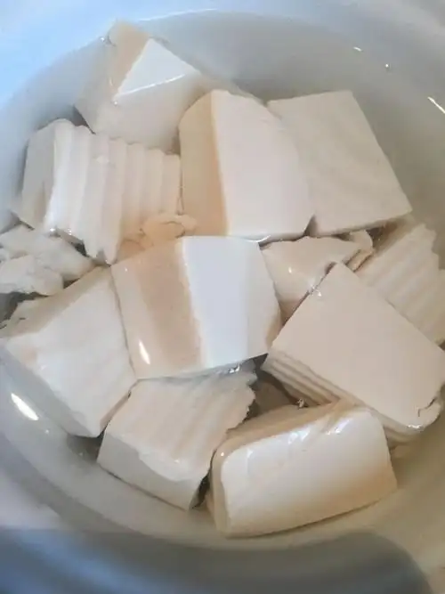 焯过盐水的豆腐,盛出泡在水里备用