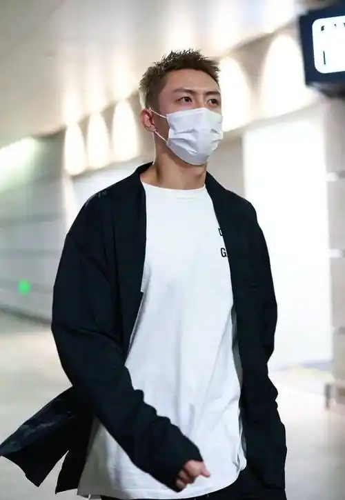 黄景瑜这发色看着有点太个性,虽然颜色很新潮,但他染的有点显老