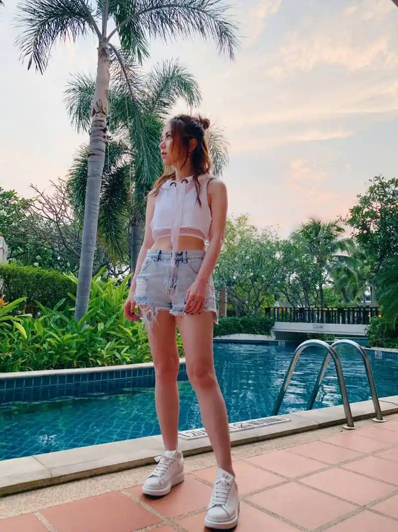 邓紫棋#邓紫棋的腰围体重首次大公开,腰围不到58寸,体重才44.